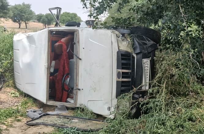 Bolero crashes into Kikar tree; seven injured, one in critical condition.