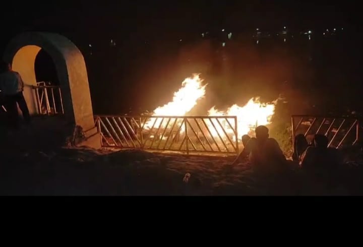 A husband and wife were buried at one ghat, while the pyre of two brothers was lit at another ghat