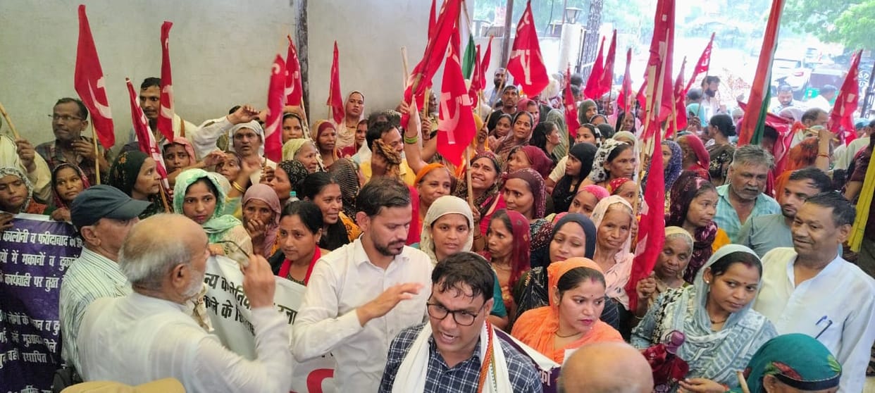 A march was taken out to the Union Minister's office.