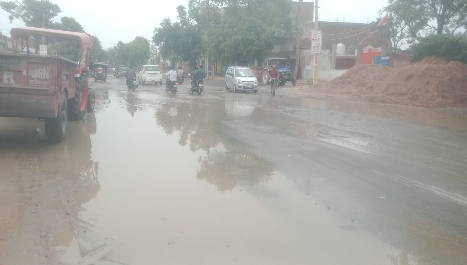 फोटो -16- दिबियापुर रोड पर भरे पानी से गुजरते वाहन। संवाद