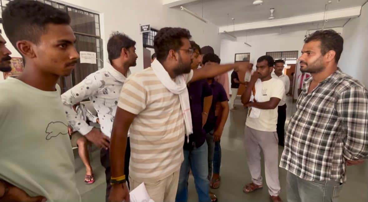 फोटो-17-सड़क किनारे कूड़ा डंप करने का नगर पंचायत के कर्मियों से विरोध जताते ग्रामीण। संवाद