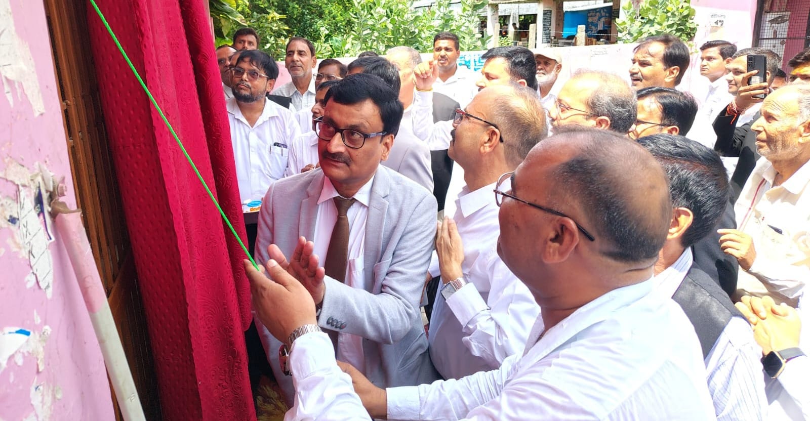 फाेटो-19-बलरामपुर के तहसील परिसर में फीता काटकर बारकोड का शुभारंभ करते जिला जज व अन्य।-स्रोत: स