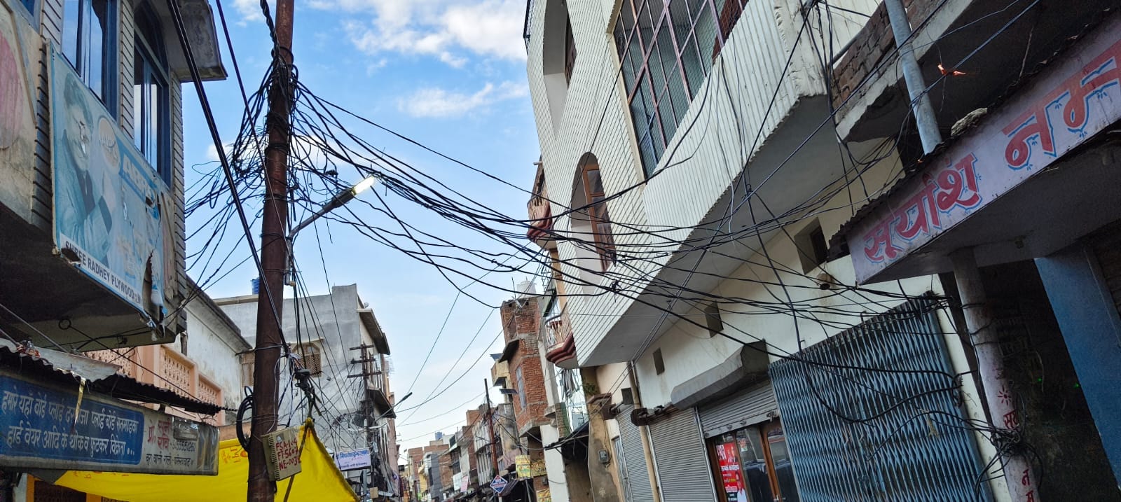 फोटो-27 शहर के मोहल्ला बूरा वाली गली में झूलती केबलें। संवाद