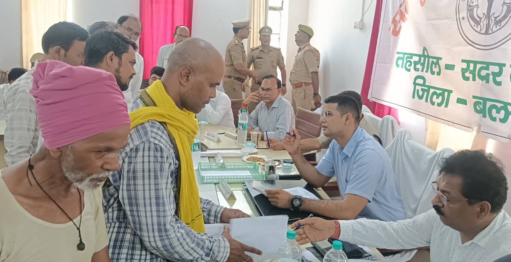 फोटो-31-बलरामपुर के सदर तहसील सभागार में फरियाद सुनते डीएम व एसपी ।-संवाद