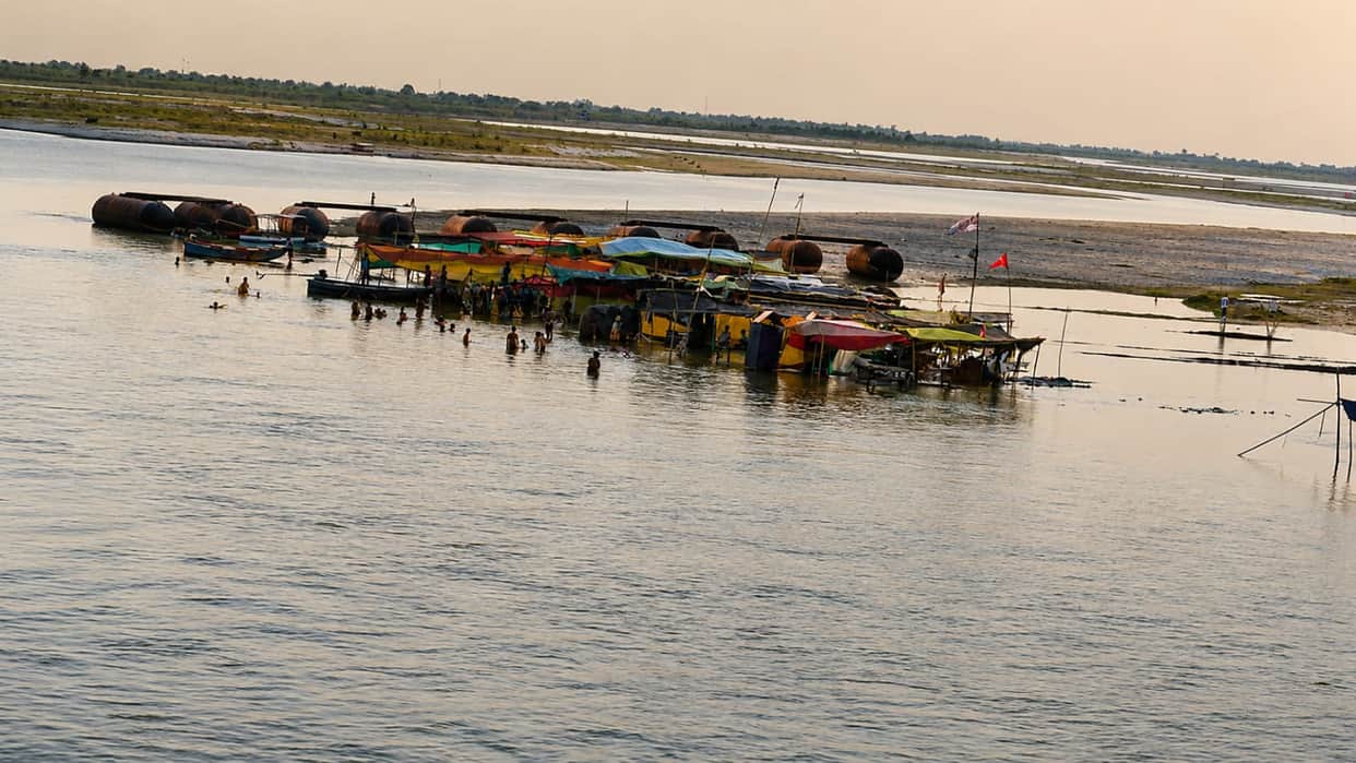 Ganga water level rises due to rains in the mountains; water enters the ghats.
