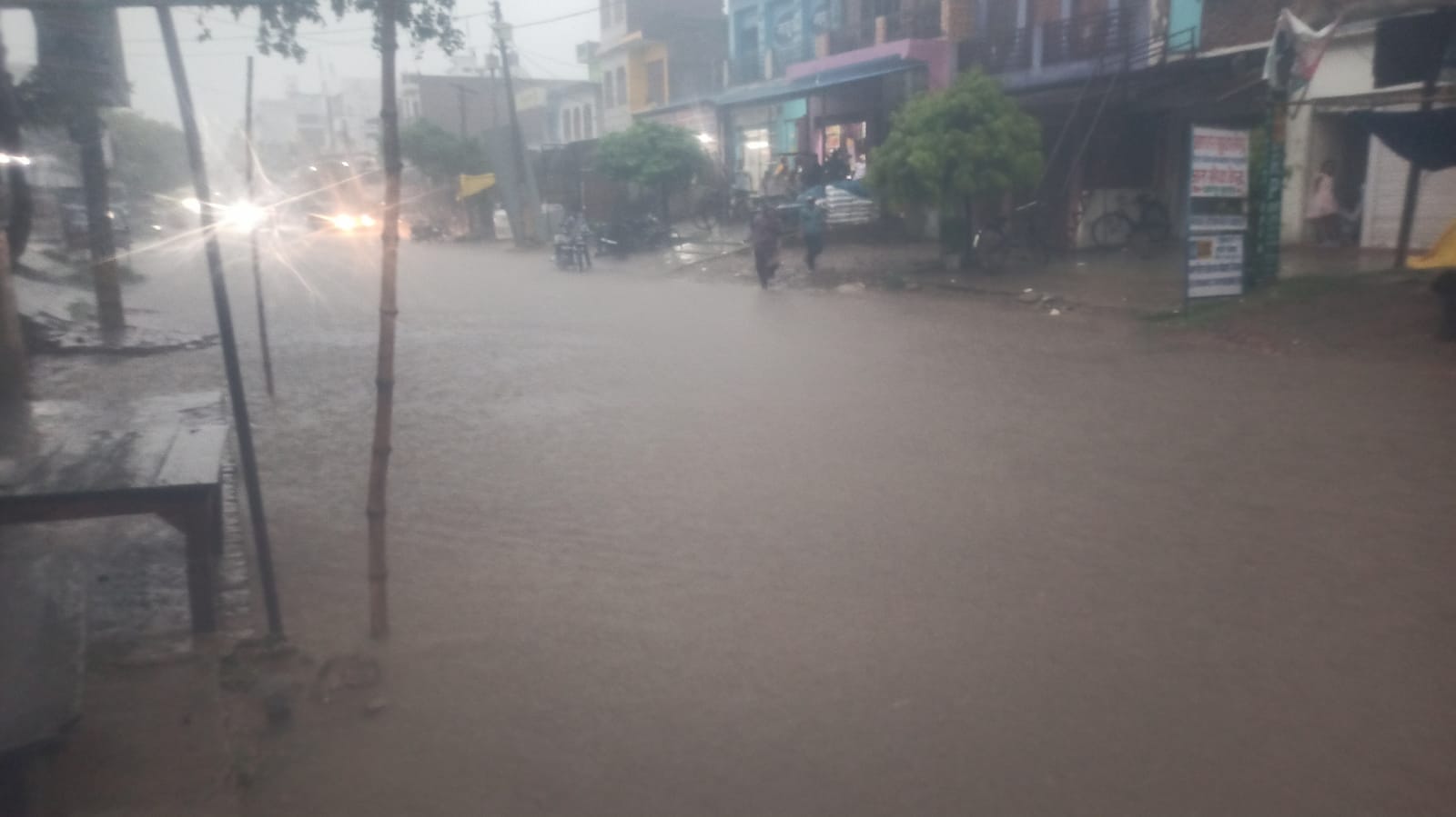 फोटो -41- बारिश के दौरान सड़क पर जलभराव। संवाद