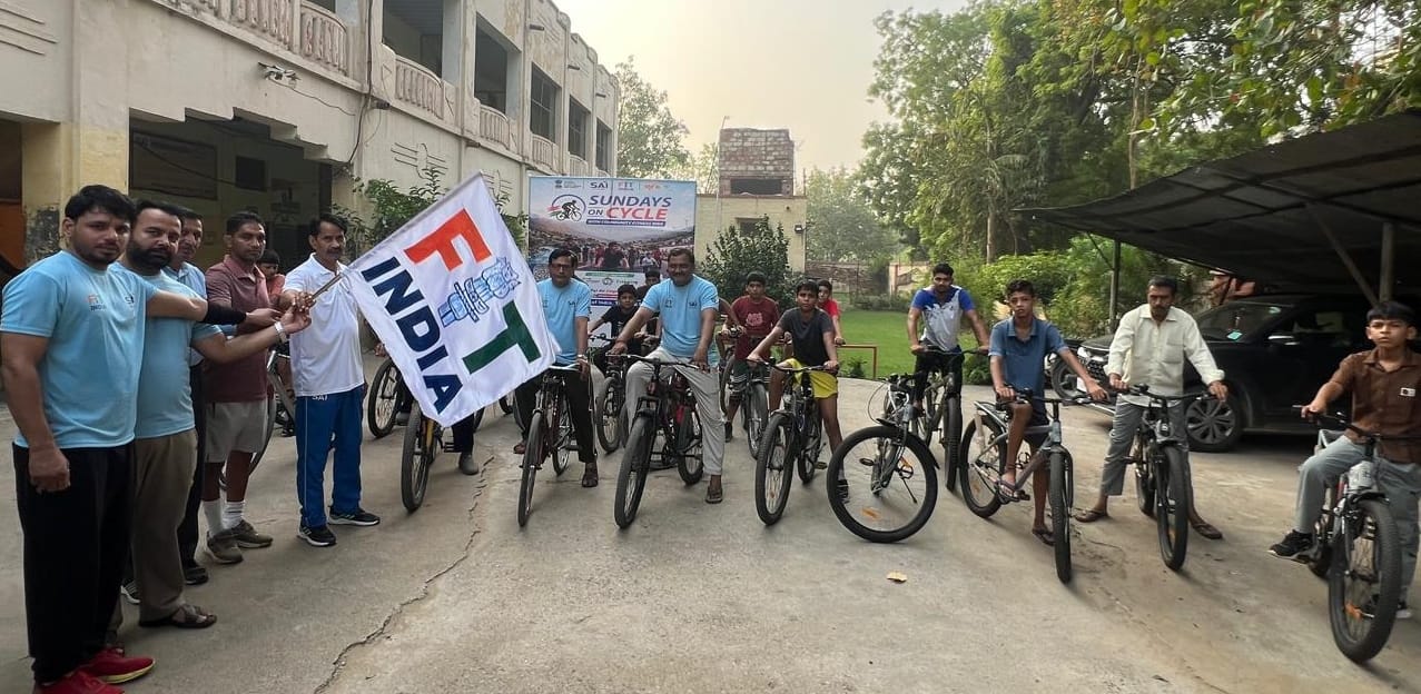 फिट इंडिया मुहिम के तहत साइकिल यात्रा में हिस्सा लेते प्रतिभागी।