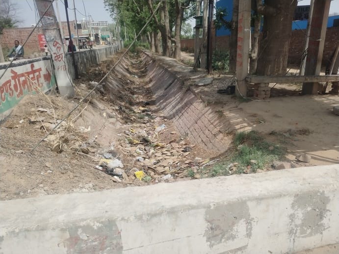 File for cycle track construction reopened; minor canal will not be closed, track to be built at road level