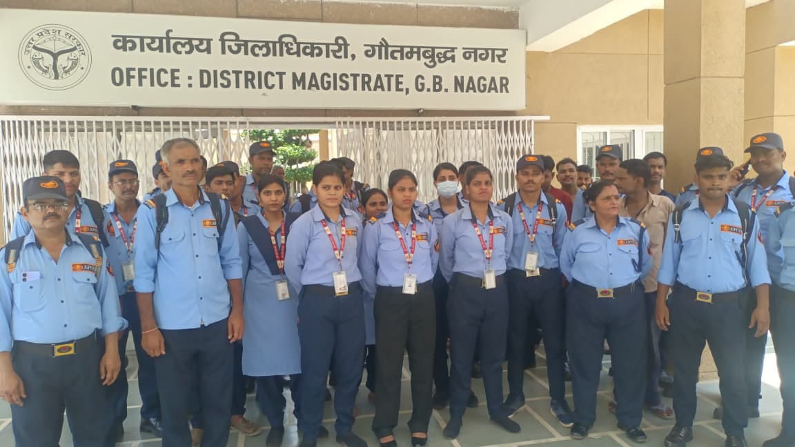 Security personnel protest over non-receipt of increased wages.
