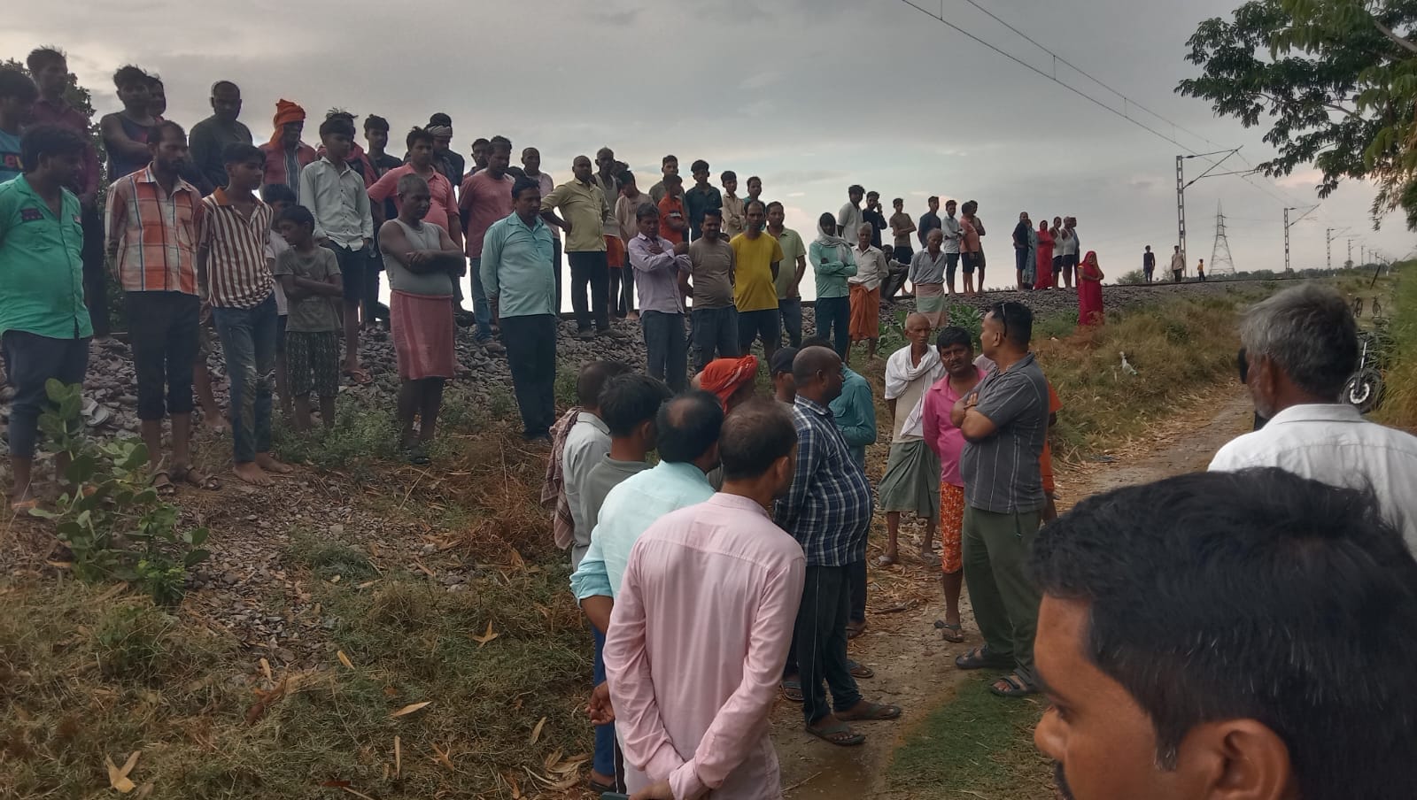 गोदान ट्रेन से कटकर किशोरी की मौत के बाद मौके पर जुटी भीड़। स्रोत-सोशल मीडिया