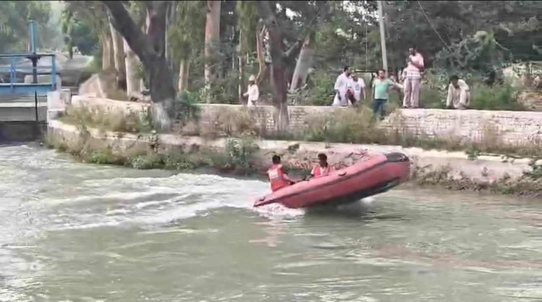Father jumped into the canal to save his son; both were swept away