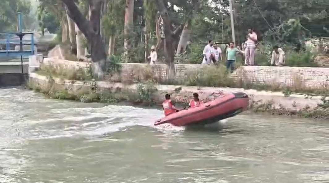 Father jumped into the canal to save his son; both were swept away