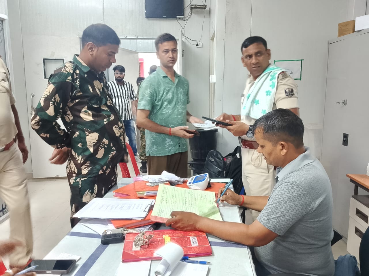 घटना की जानकारी लेती पुलिस