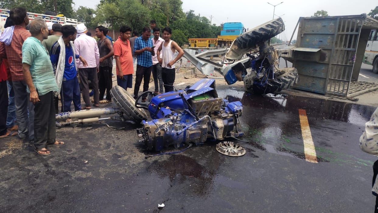 A tractor-trolley moving in the opposite direction collided with a truck and two cars.