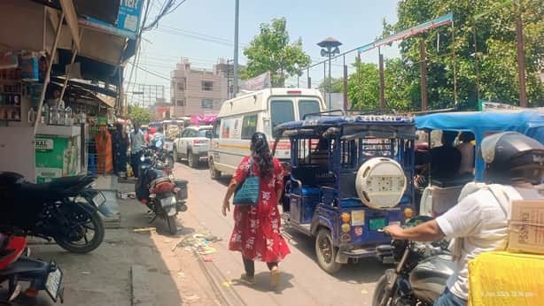 Traffic jams occur daily at the District Hospital intersection; vehicles crawl for hours.