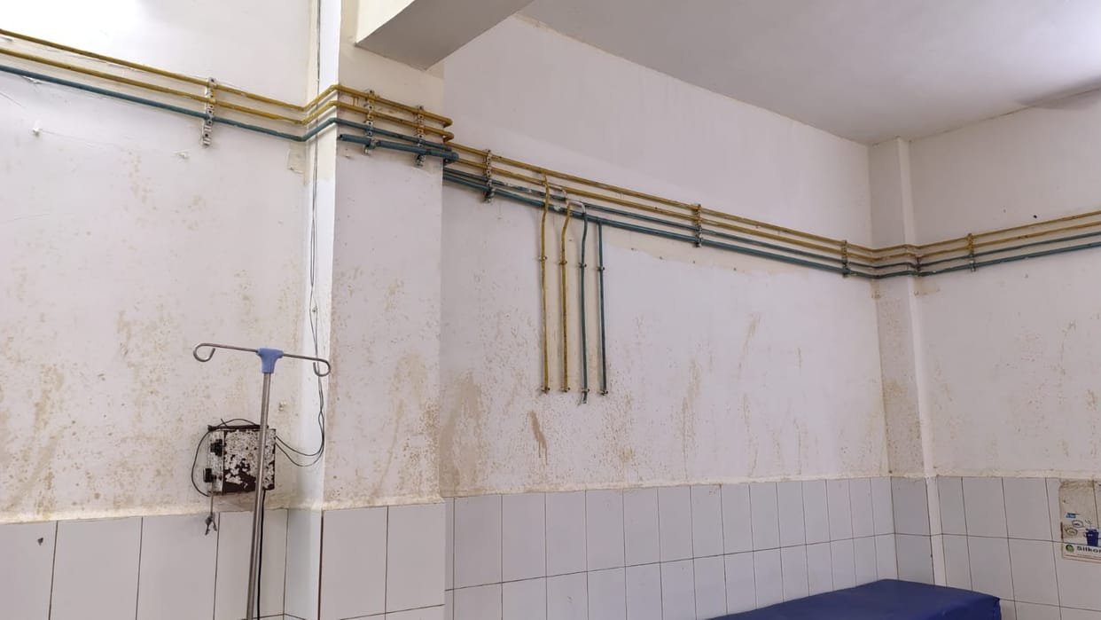 Oxygen supply available for only 71 out of 236 beds; patients in the emergency ward rely on concentrators.