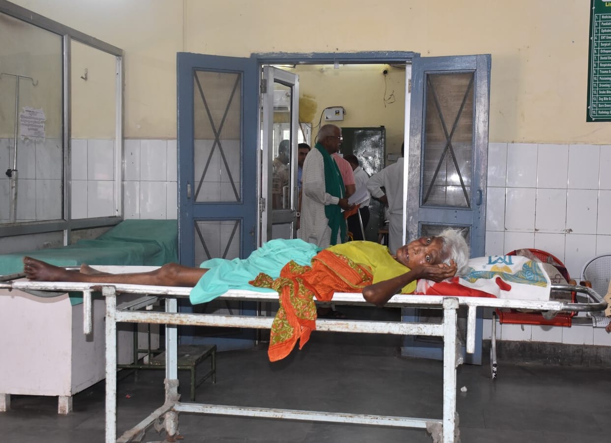 Elderly woman groaned in pain for 45 minutes... District hospital staff kept arguing with her daughter-in-law