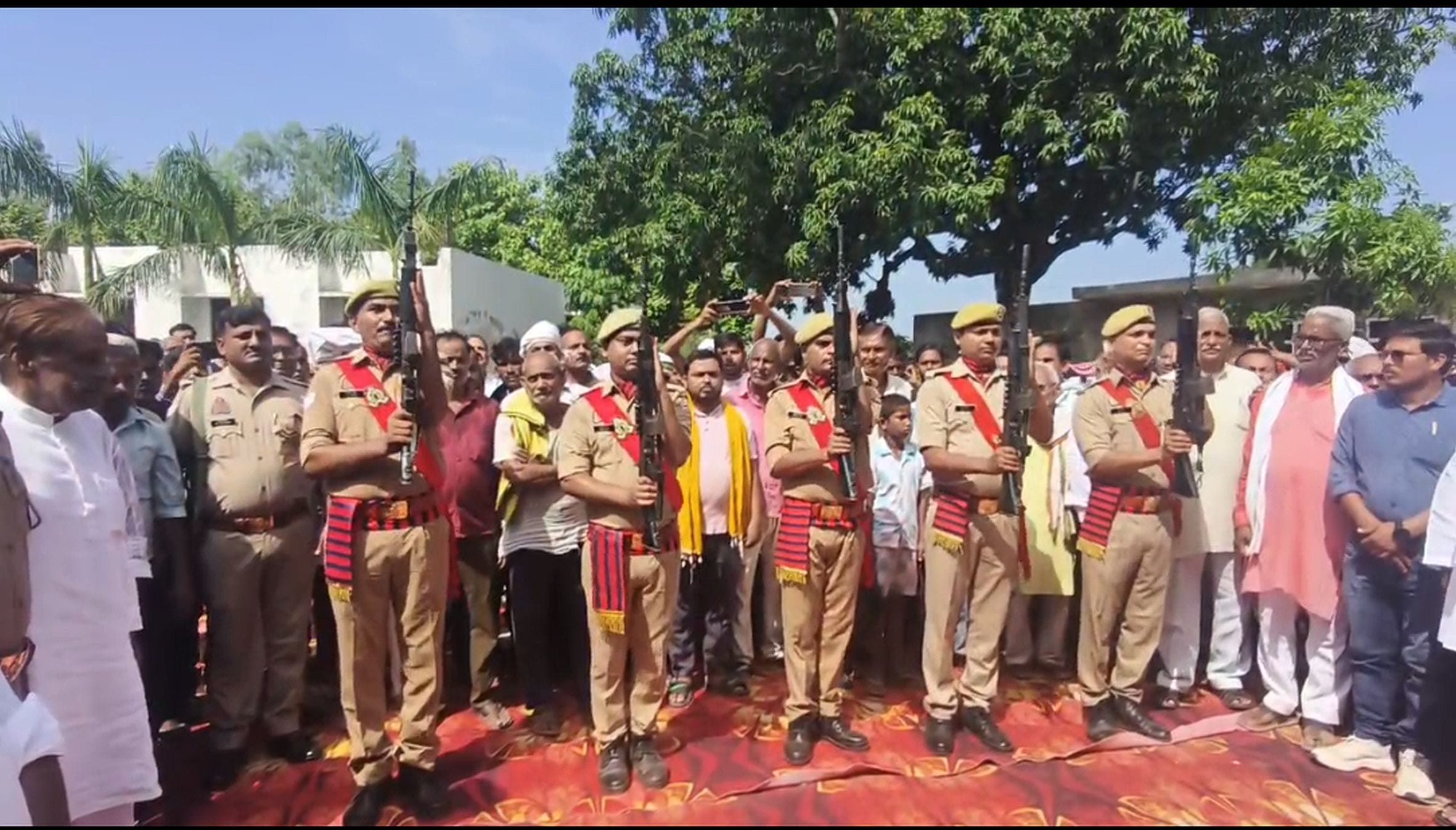 जामों में पूर्व विधायक तेजभान सिंह को गार्ड ऑफ ऑनर देते पुलिसकर्मी। स्रोत: सोशल मीडिया