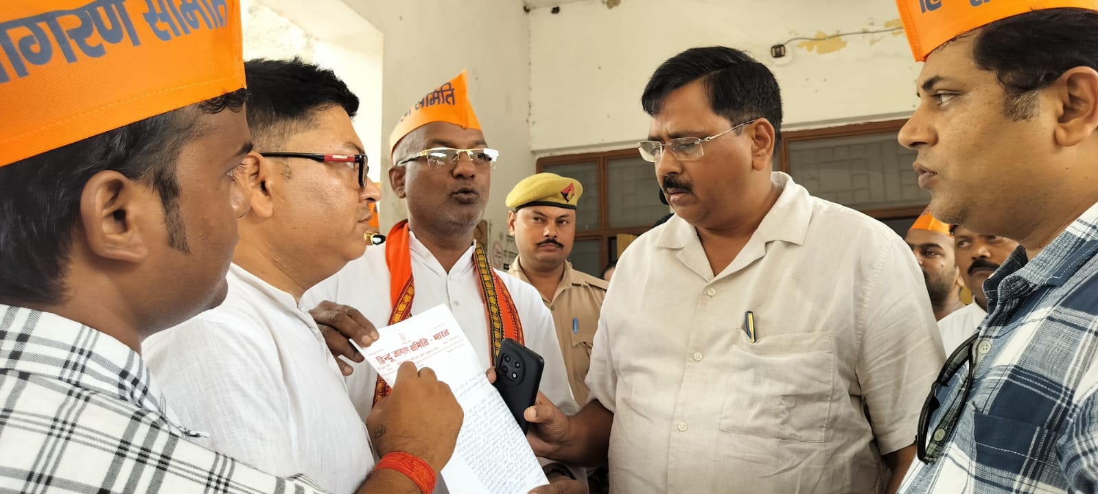 कलेक्ट्रेट पर तमसा नदी पर नया पुल बनाने की मांग को लेकर सिटी मजिस्ट्रेट को ज्ञापन सौंपते हिंदू 