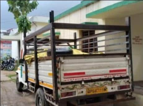 करमा थाना क्षेत्र के पगिया गांव से पकड़ी गई खाद लदी पिकअप।- जागरूक पाठक