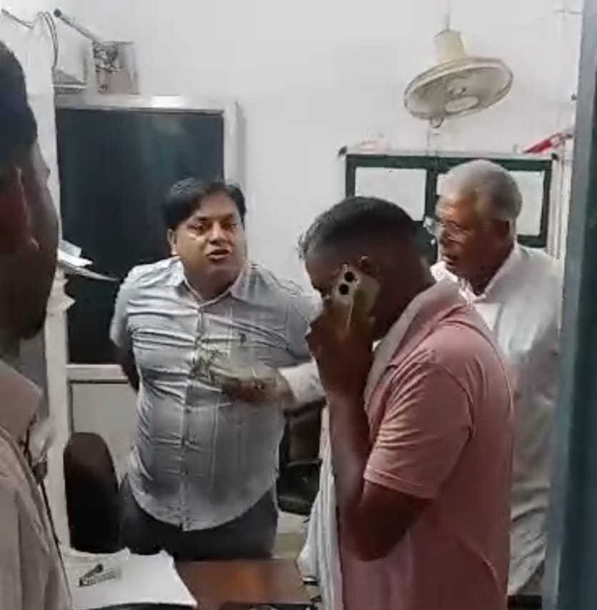XEN assaulted over tubewell connection; bundles of currency notes thrown