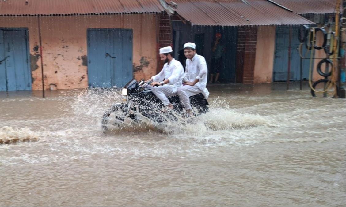 Heavy rains pour down, bringing relief from the heat and bringing smiles to farmers' faces.