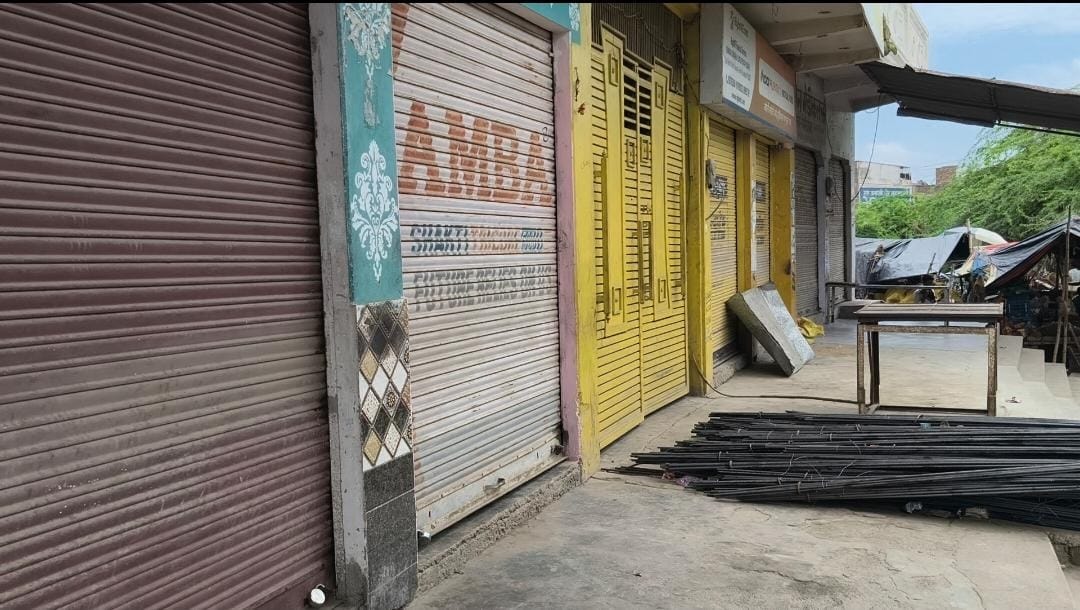 Outrage over delay in search for teenage girl; market shut for three hours.