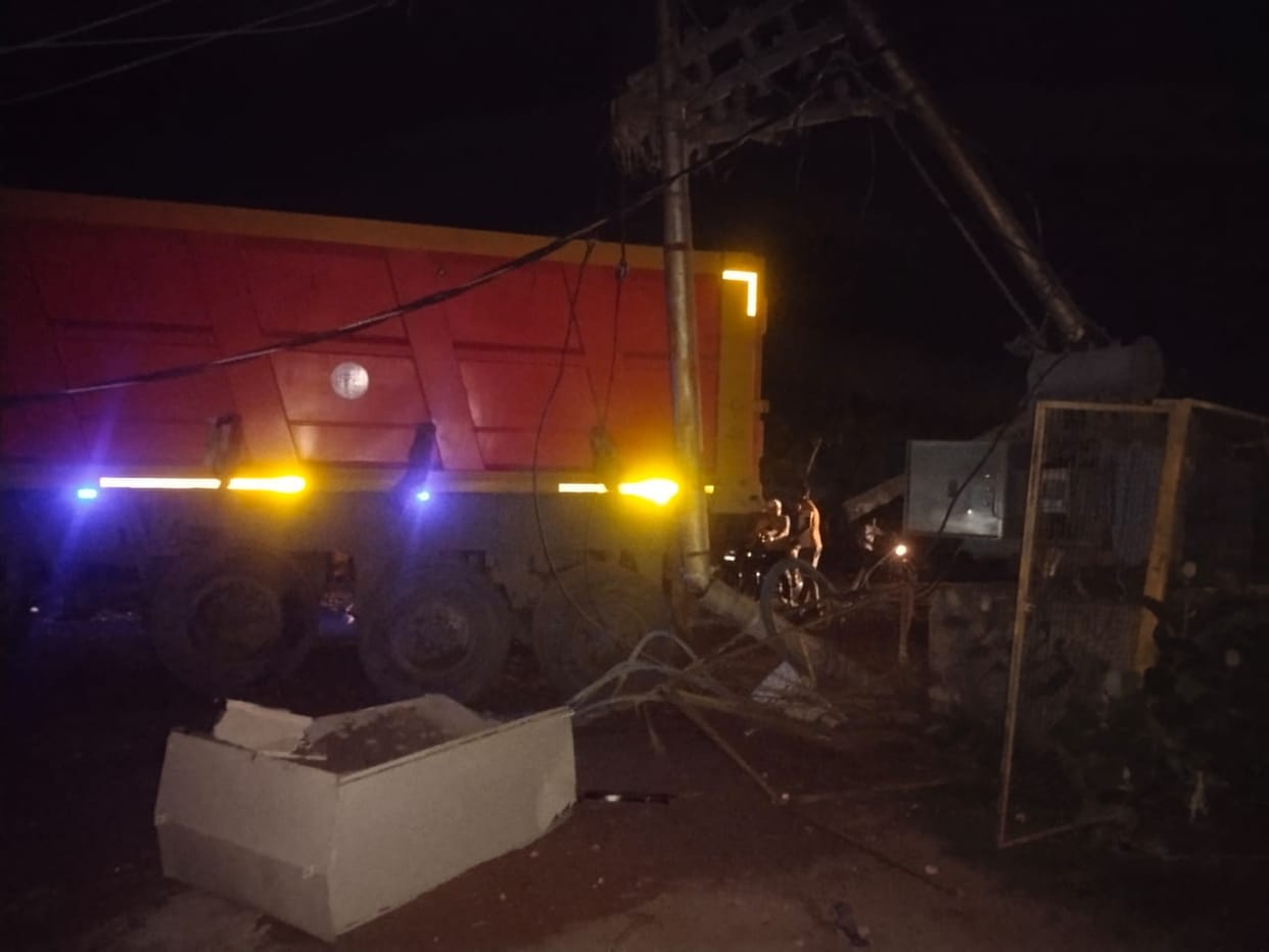 An uncontrolled trailer ran over six people sleeping on the roadside, killing a child.