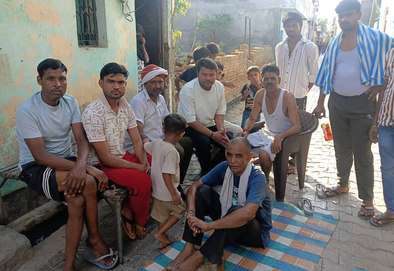 खुर्जा जंक्शन की शिव कॉलोनी में महिला द्वारा खुद को आग लगाने के बाद घर के बाहर मौजूद लोग। संवाद