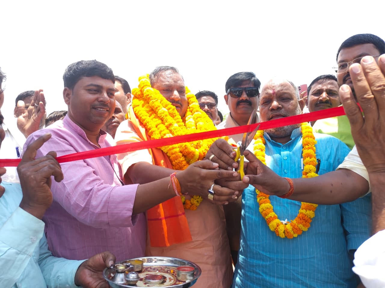 खेतासराय, रानीमउ गांव में प्रवेश द्वार का फीता काटकर लोकार्पण करते एमएलसी राम सूरत राजभर। स्रोत