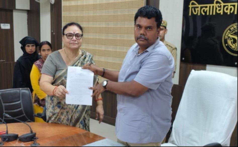 खाद की समस्या को लेकर डीएम को ज्ञापन देतीं पूनम मिश्रा।  संवाद