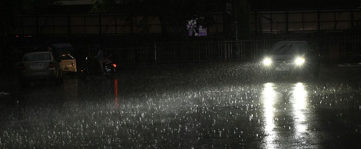 Jhansi: Light rain continued late into the night; sweltering humidity caused discomfort during the day