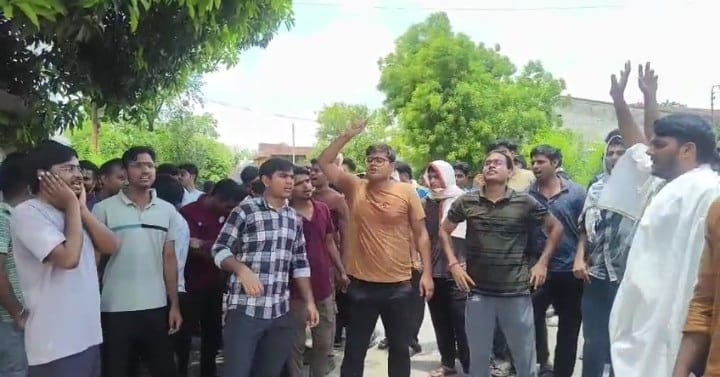 Food runs out in the mess, breakfast is unavailable, and three students share a single room; medical college students have staged a sit-in protest over these issues.