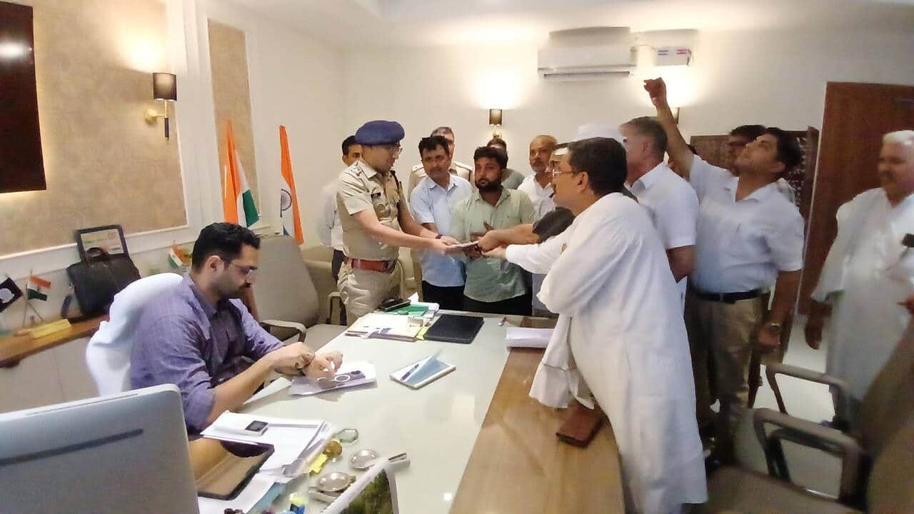 मृतक व्यापारी की बेटी रोती हुई कलेक्ट पर हंगामा करती महिलाएं