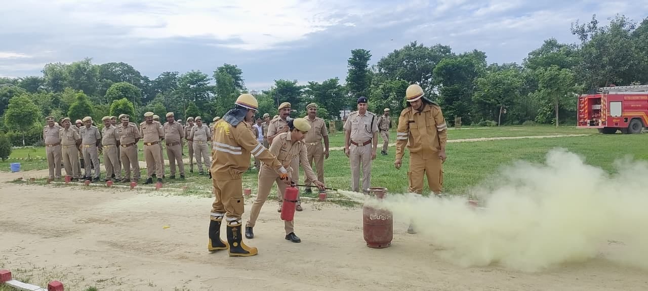  पुलिस लाइन में गैस सिलिंडर की आग को बुझाते कर्मी।