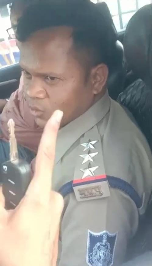 पुलिस से मारपीट