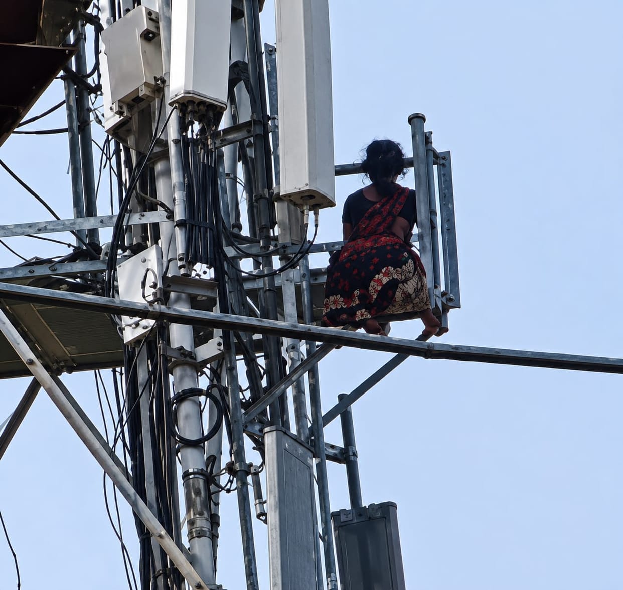 The police did not take action, the woman climbed the tower.