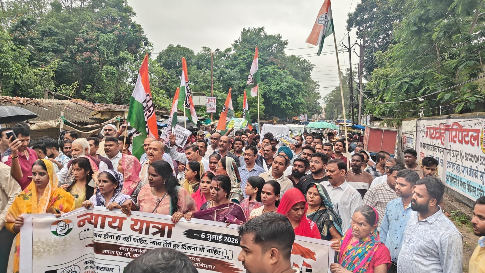 रैली निकाल कांग्रेसियों ने आईजी को सौंपा ज्ञापन।