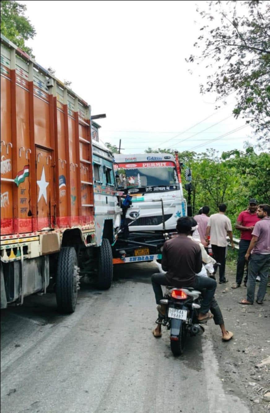 रेणुकूट में सडक हादसे में क्षतिग्रस्त वाहन।संवाद