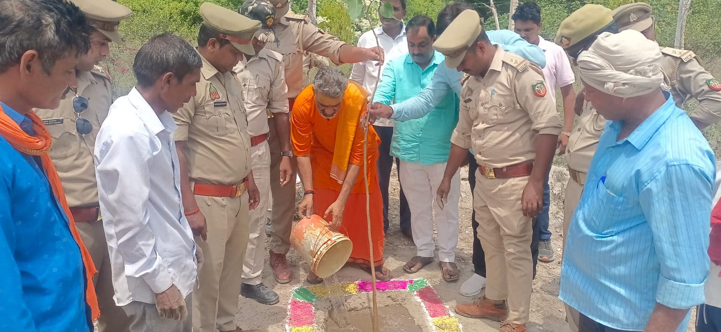 संग्रामपुर स्थित कालिकन धाम परिसर में पौधरोपण करते पुजारी श्री महाराज। स्रोत: स्थानीय नागरिक