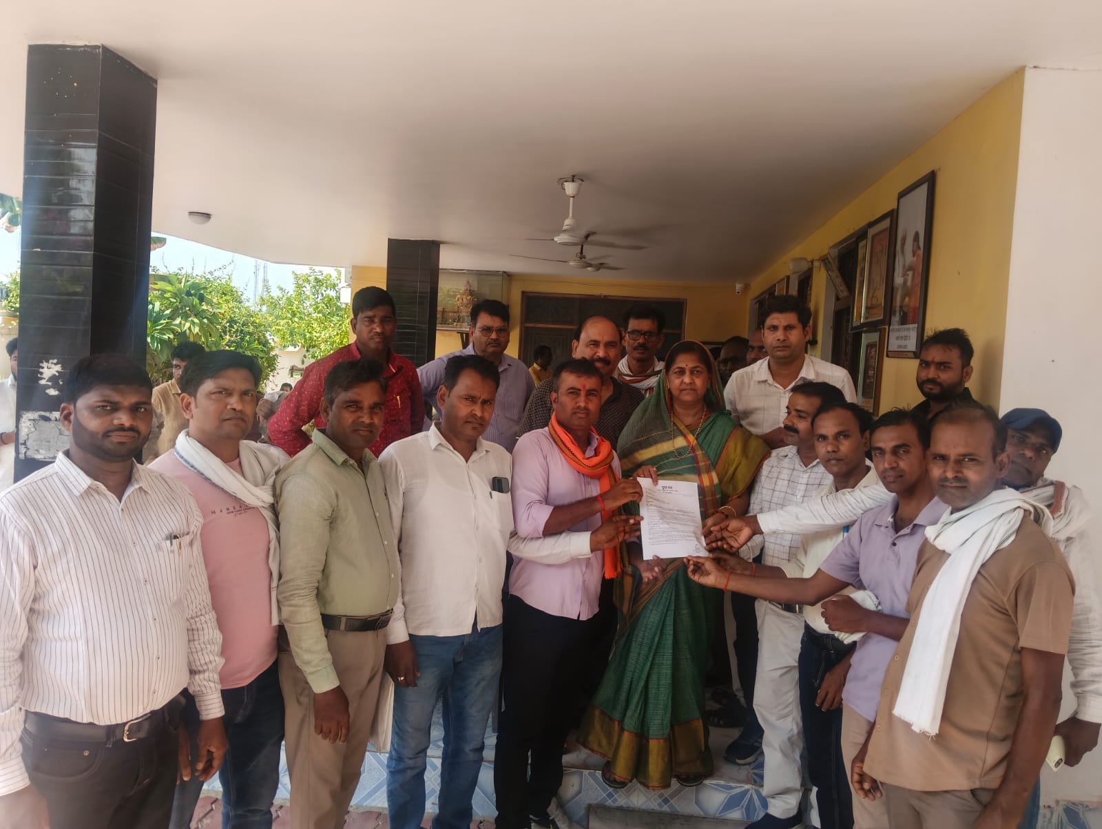 सुजानगंज- राज्य सभा सांसद सीमा द्विवेदी को ज्ञापन सौंपते अभ्यर्थी। स्रोत-अभ्यर्थी