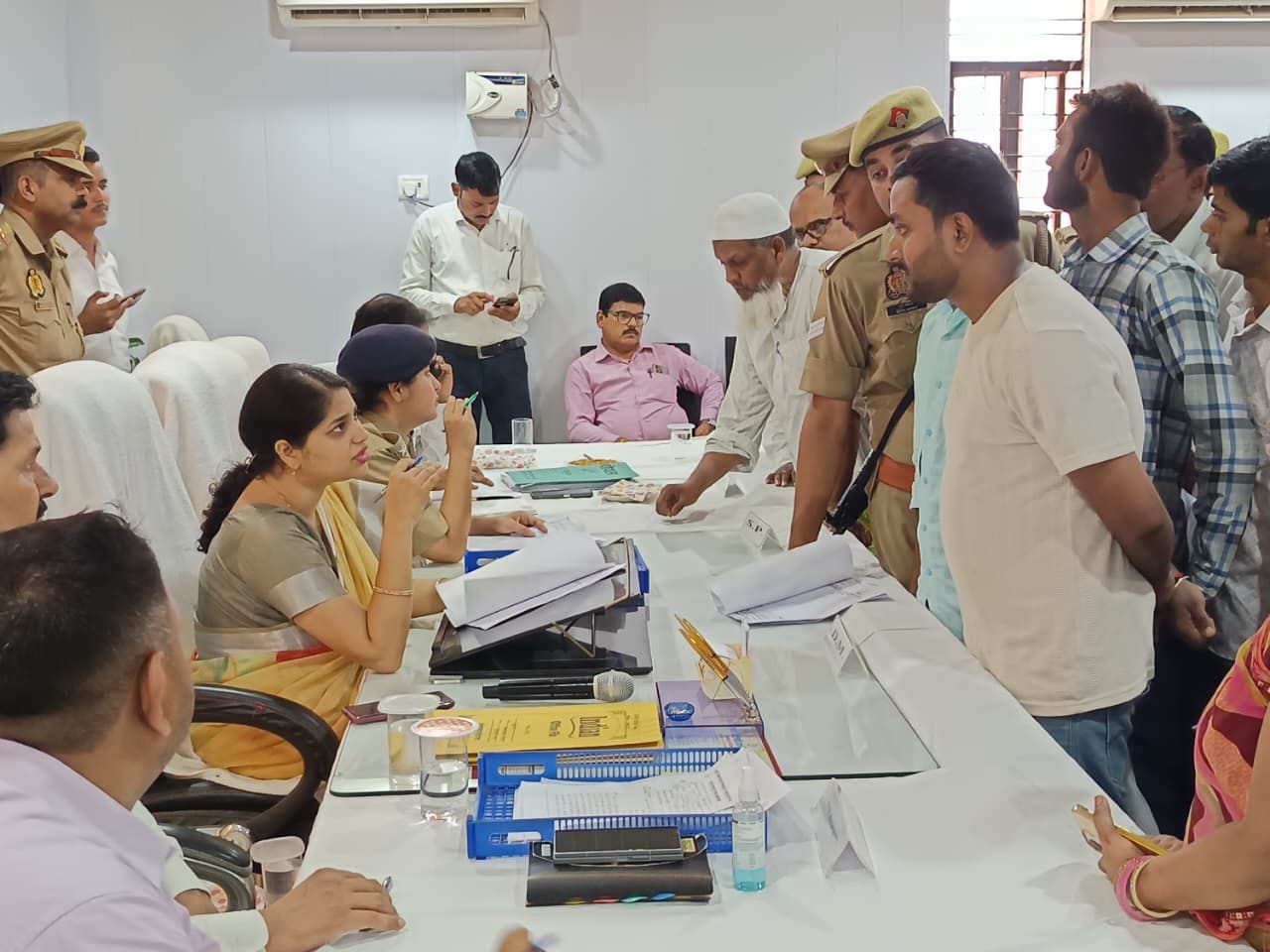 सोमवार को जलालपुर तहसील में आयोजित संपूर्ण समाधान दिवस में फरियादियों की समस्याओं को सुनती डीएम