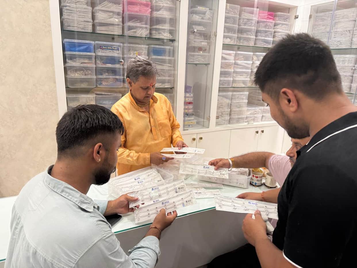 Gold and silver prices fluctuate, buyers flock to the market