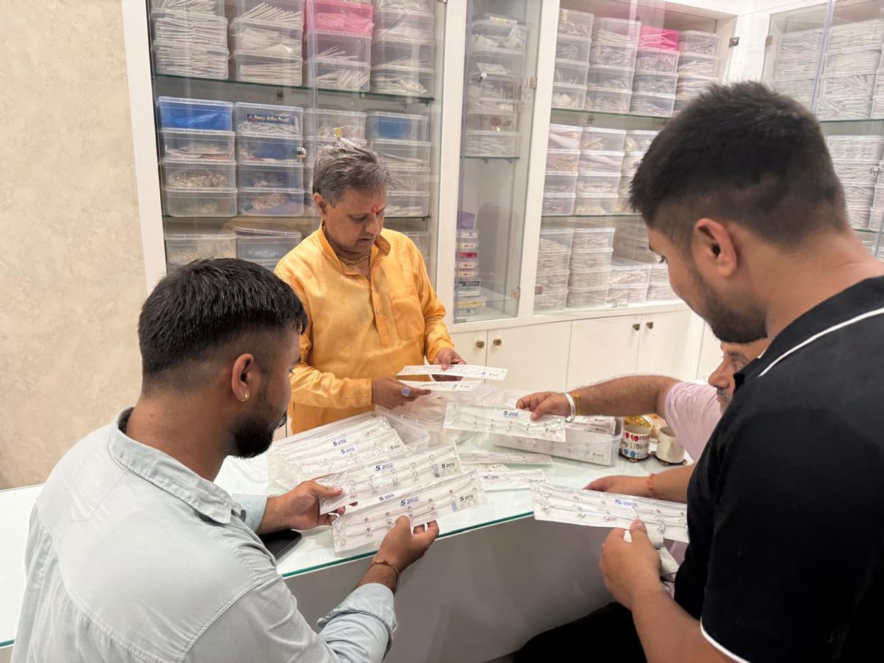 Gold and silver prices fluctuate, buyers flock to the market
