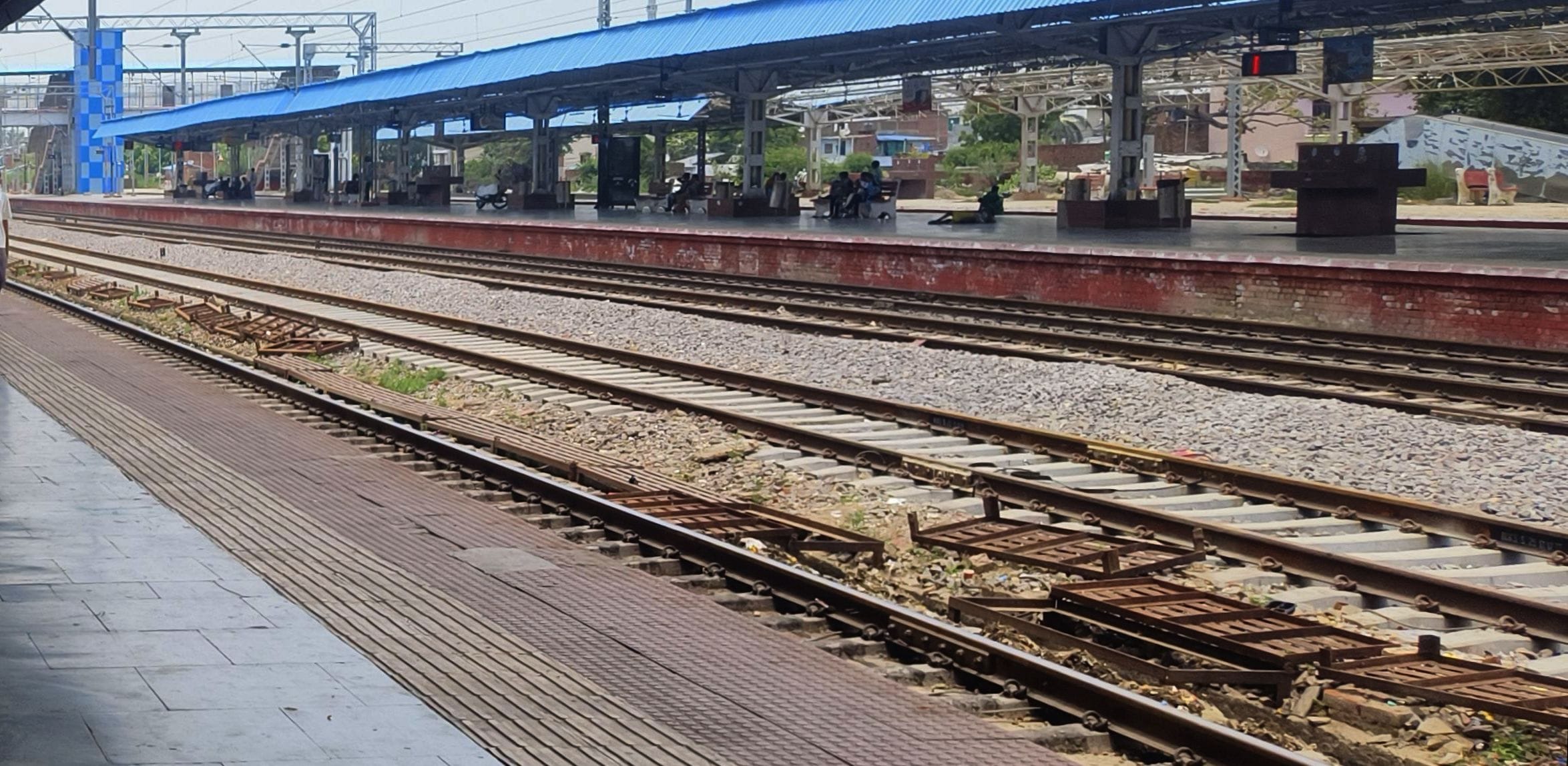 शहर के रेलवे स्टेशन स्थित रेलवे ट्रैक। 