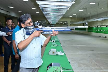 शूटिंग रेंज में टारगेट पर निधाना साधते सीएम हेमंत सोरेन