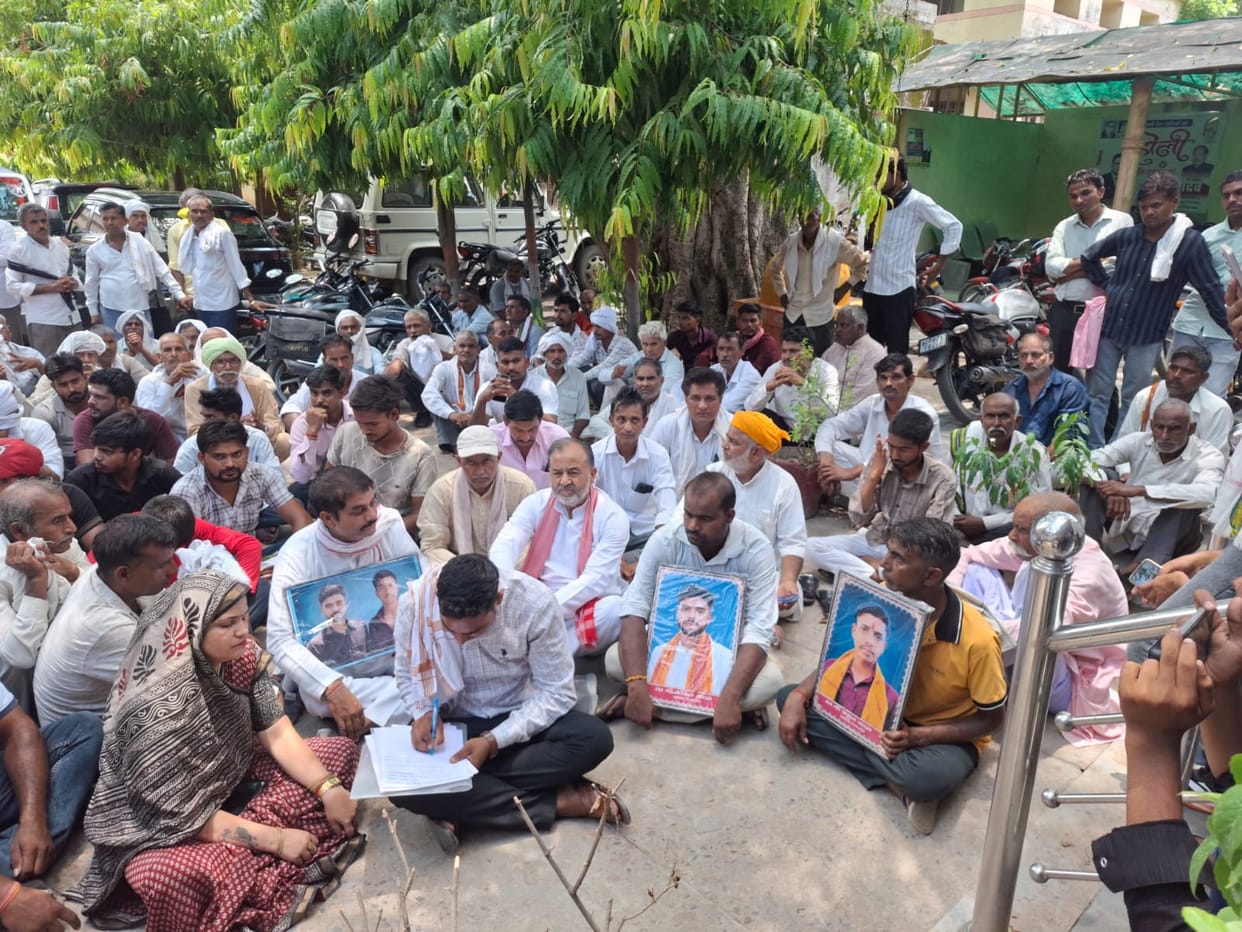 Villagers, enraged by the breach of promise, surrounded the Tehsil office.