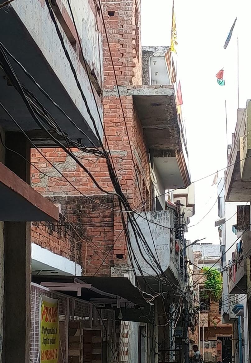 Electric current is leaking into homes from dangling wires in Telibagh's Gandhinagar.