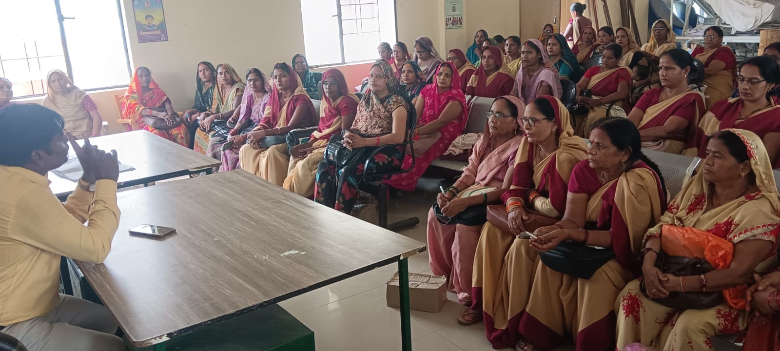 दोहरीघाट सामुदायिक स्वास्थ्य केंद्र पर आयोजित बैठक को संबोधित करते बीसीपीएम सुरेंद्रनाथ यादव।स