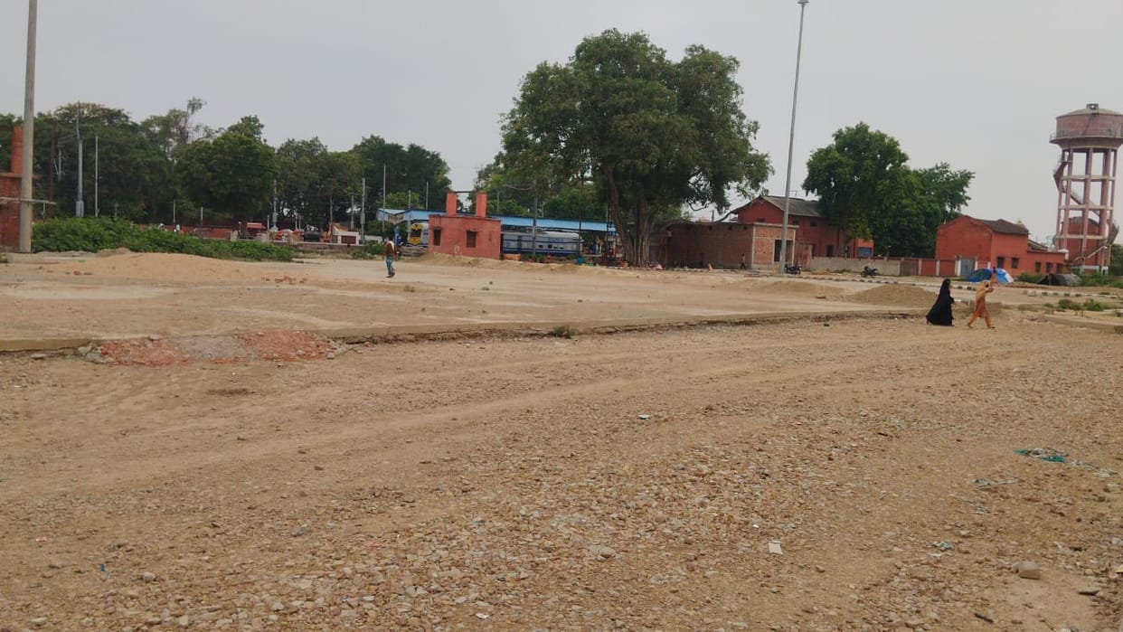 Vikas Express derails at Dildarnagar Junction.
